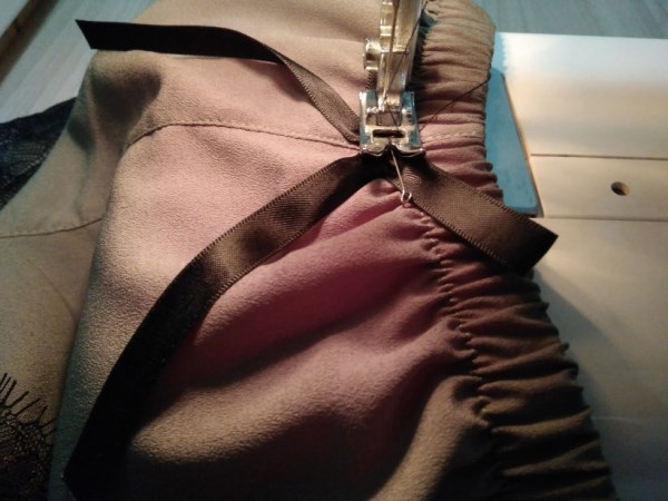 Damenpyjama mit Shorts. Muster: Seide, Baumwolle, Spitze mit T-Shirt, Top, Hemd