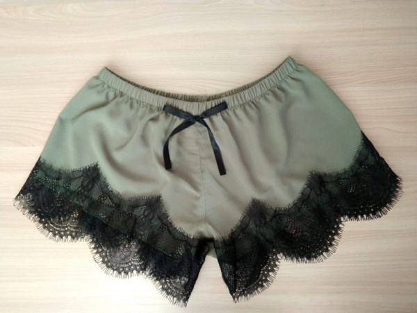 Damenpyjama mit Shorts. Muster: Seide, Baumwolle, Spitze mit T-Shirt, Top, Hemd