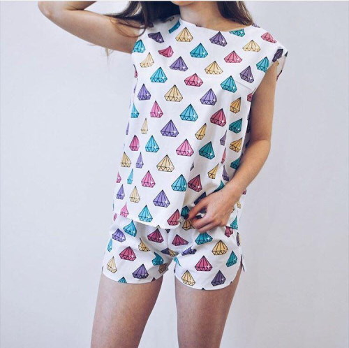 Damenpyjama mit Shorts. Muster: Seide, Baumwolle, Spitze mit T-Shirt, Top, Hemd