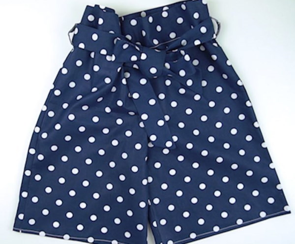 Shorts mit hoher Taille für Damen. Muster: Stoff, Leder. Foto