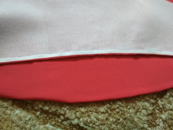 Top mit Trägern. Muster mit Spitze, Cups, Rüschen