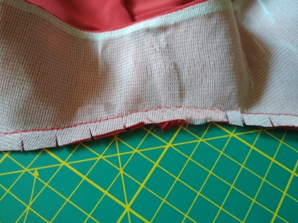 Top mit Trägern. Muster mit Spitze, Cups, Rüschen