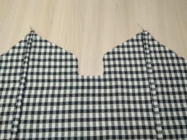Top mit Trägern. Muster mit Spitze, Cups, Rüschen