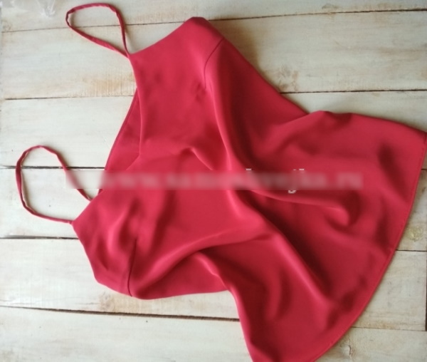 Top mit Trägern. Muster mit Spitze, Cups, Rüschen