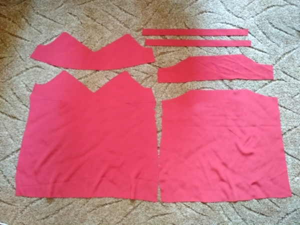 Top mit Trägern. Muster mit Spitze, Cups, Rüschen