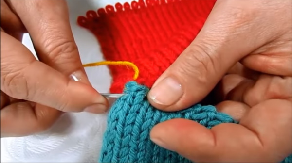 Gestrickte Masche beim Stricken. Kreisläufe schließen, verbinden