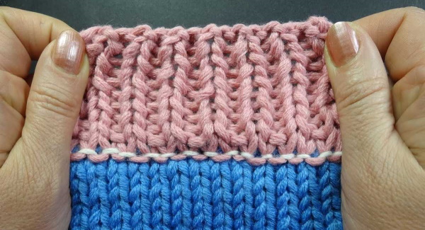 Gestrickte Masche beim Stricken. Kreisläufe schließen, verbinden