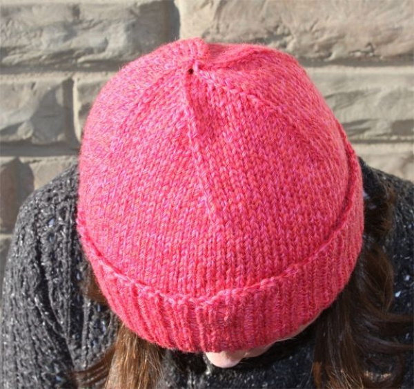 Mit Stricknadeln Maschen an einer Mütze abnehmen. Muster mit glatt rechts, 2x2, 1x1 Gummiband