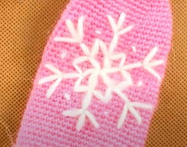 Stickerei auf gestrickten Fäustlingen mit Wollfäden. Meisterklasse