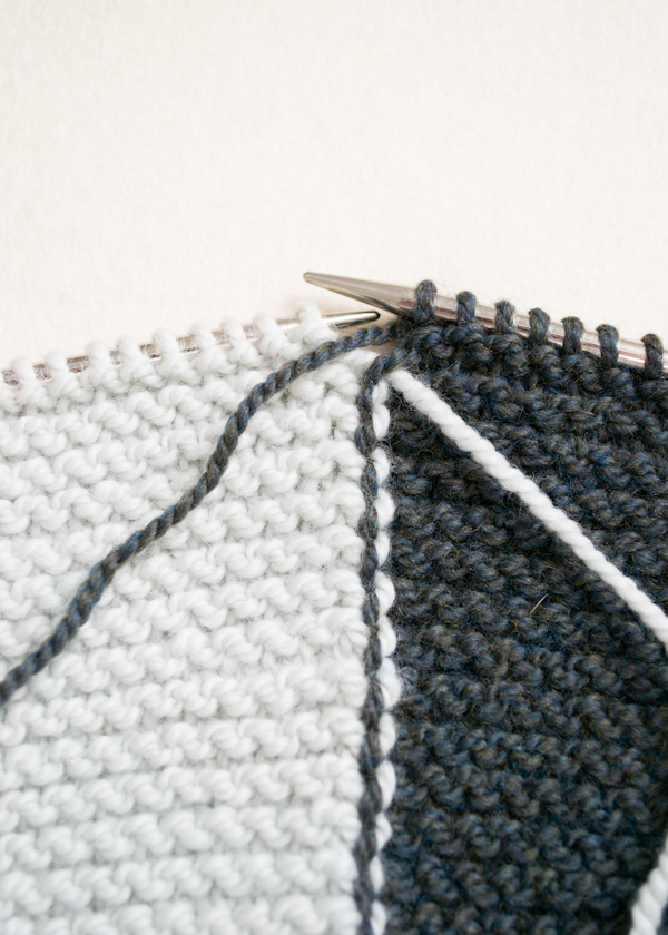 Rechteckige Weste mit Nadeln gestrickt. Schema und Beschreibung
