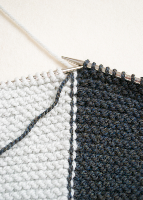 Rechteckige Weste mit Nadeln gestrickt. Schema und Beschreibung