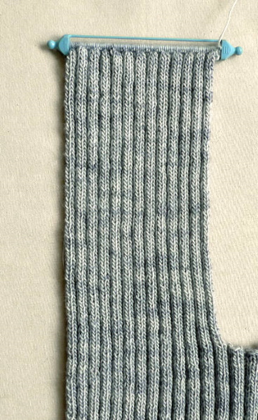 Weste aus einem Stück mit nahtlosen Stricknadeln für Damen. Schema