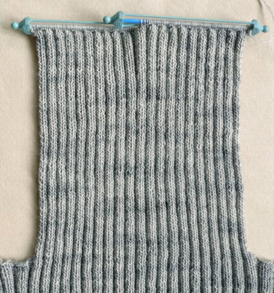 Weste aus einem Stück mit nahtlosen Stricknadeln für Damen. Schema