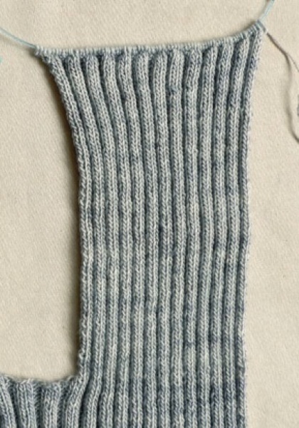 Weste aus einem Stück mit nahtlosen Stricknadeln für Damen. Schema