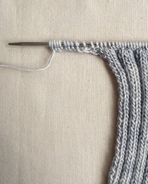Weste aus einem Stück mit nahtlosen Stricknadeln für Damen. Schema