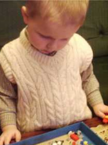 Weste für einen 1-jährigen Jungen, gestrickt. Schemata für Anfänger