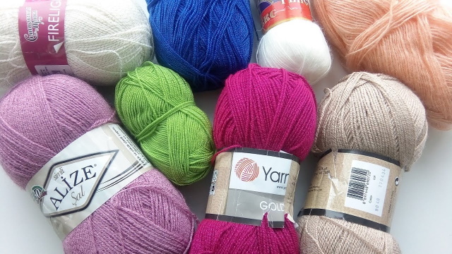 Muster zum Stricken von Mützen. Schema mit Beschreibung in einem Kreis volumetrisch, Perle, Cloque, Zopf