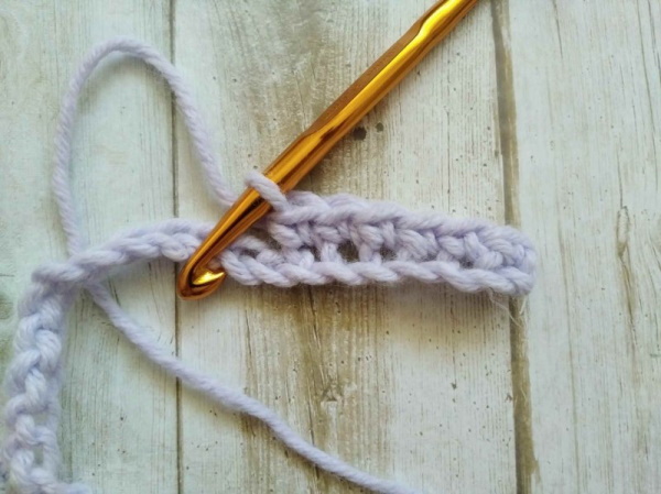 Häkelschal. Strickanleitungen für Anfänger, Schritt-für-Schritt-Beschreibung