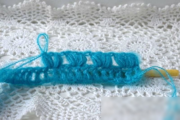 Häkelschal. Strickanleitungen für Anfänger, Schritt-für-Schritt-Beschreibung