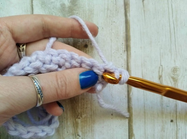 Häkelschal. Strickanleitungen für Anfänger, Schritt-für-Schritt-Beschreibung