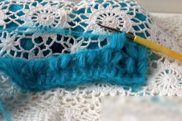Häkelschal. Strickanleitungen für Anfänger, Schritt-für-Schritt-Beschreibung