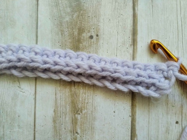 Häkelschal. Strickanleitungen für Anfänger, Schritt-für-Schritt-Beschreibung