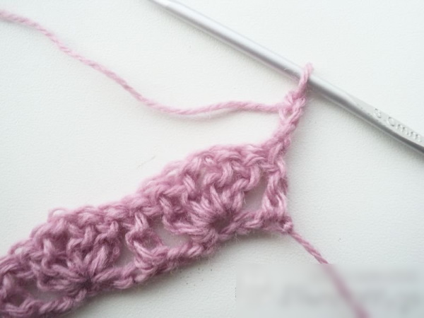 Häkelschal. Strickanleitungen für Anfänger, Schritt-für-Schritt-Beschreibung
