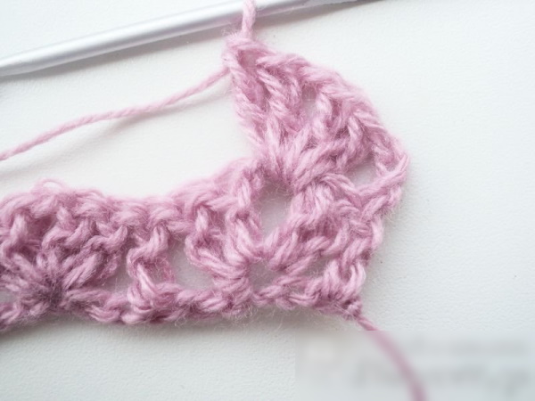 Häkelschal. Strickanleitungen für Anfänger, Schritt-für-Schritt-Beschreibung