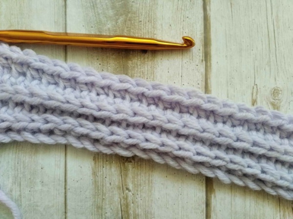 Häkelschal. Strickanleitungen für Anfänger, Schritt-für-Schritt-Beschreibung
