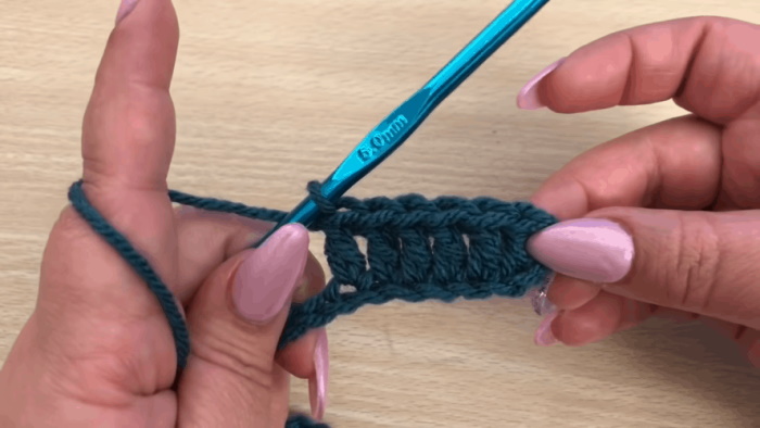 Häkelschal. Strickanleitungen für Anfänger, Schritt-für-Schritt-Beschreibung