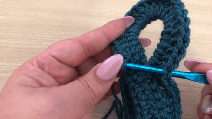 Häkelschal. Strickanleitungen für Anfänger, Schritt-für-Schritt-Beschreibung