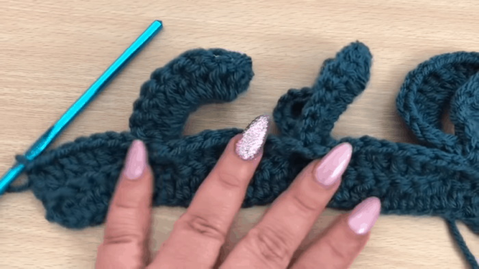 Häkelschal. Strickanleitungen für Anfänger, Schritt-für-Schritt-Beschreibung