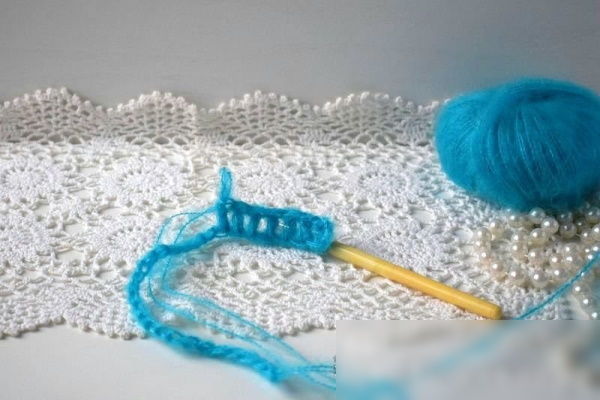 Häkelschal. Strickanleitungen für Anfänger, Schritt-für-Schritt-Beschreibung
