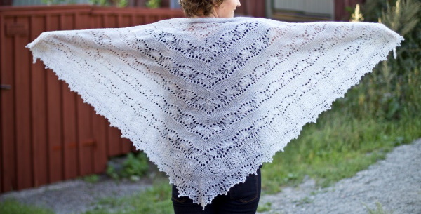 Durchbrochenes Kopftuch, mit Stricknadeln gestrickt. Schemata und Beschreibung für Anfänger