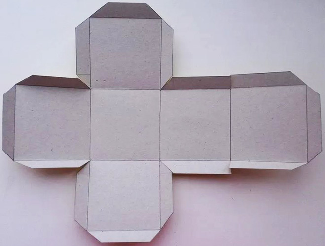 Quadrat. Auffalten zum Aufkleben mit Zugaben. Probe