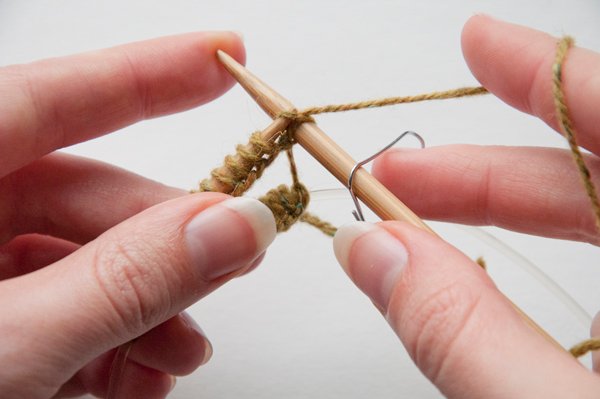 Umschlagfäustlinge. Wie man Männer, Kinder, Frauen Stricknadeln strickt, häkelt