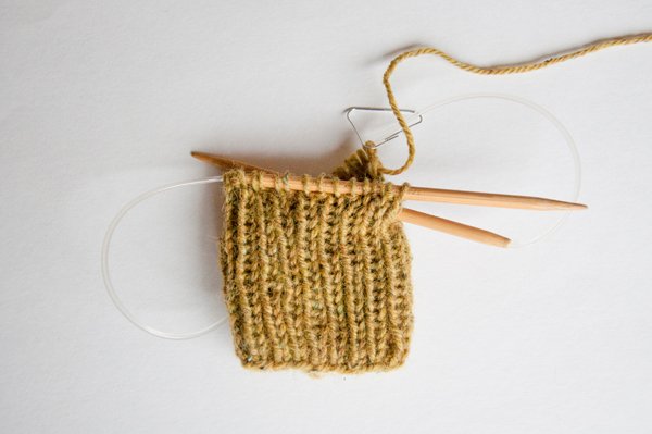 Umschlagfäustlinge. Wie man Männer, Kinder, Frauen Stricknadeln strickt, häkelt