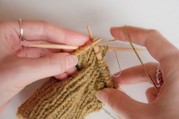 Umschlagfäustlinge. Wie man Männer, Kinder, Frauen Stricknadeln strickt, häkelt