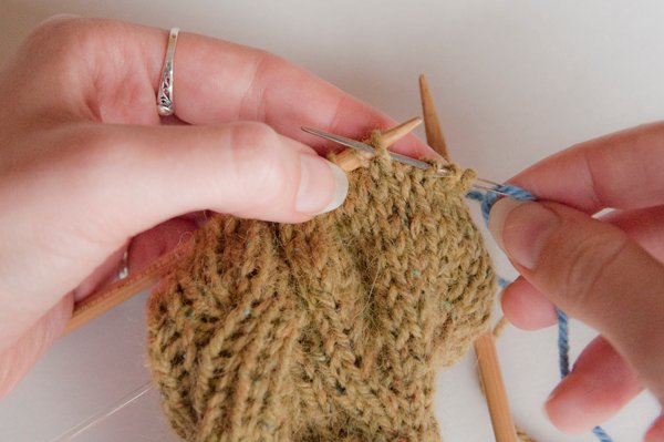 Umschlagfäustlinge. Wie man Männer, Kinder, Frauen Stricknadeln strickt, häkelt