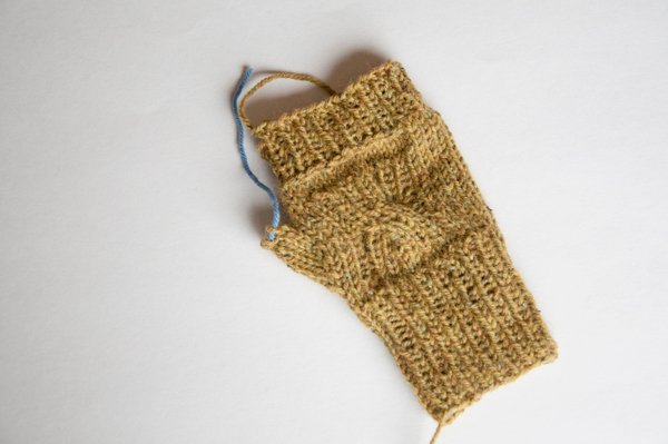 Umschlagfäustlinge. Wie man Männer, Kinder, Frauen Stricknadeln strickt, häkelt