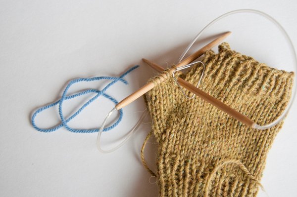 Umschlagfäustlinge. Wie man Männer, Kinder, Frauen Stricknadeln strickt, häkelt
