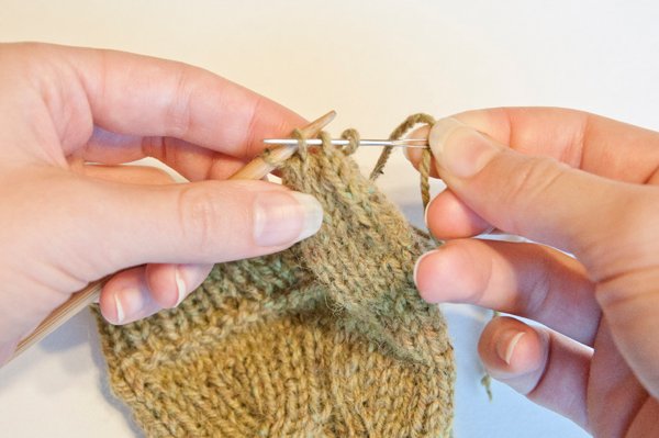 Umschlagfäustlinge. Wie man Männer, Kinder, Frauen Stricknadeln strickt, häkelt