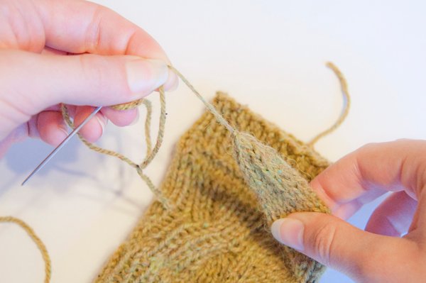 Umschlagfäustlinge. Wie man Männer, Kinder, Frauen Stricknadeln strickt, häkelt