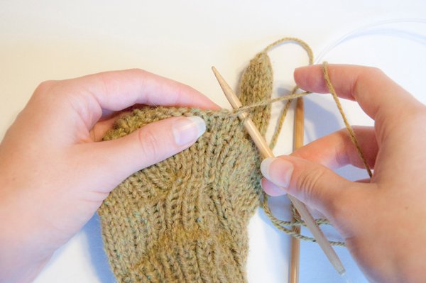 Umschlagfäustlinge. Wie man Männer, Kinder, Frauen Stricknadeln strickt, häkelt