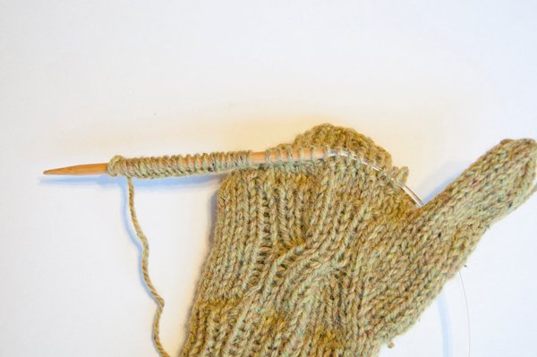 Umschlagfäustlinge. Wie man Männer, Kinder, Frauen Stricknadeln strickt, häkelt