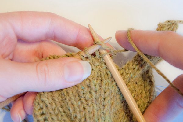 Umschlagfäustlinge. Wie man Männer, Kinder, Frauen Stricknadeln strickt, häkelt