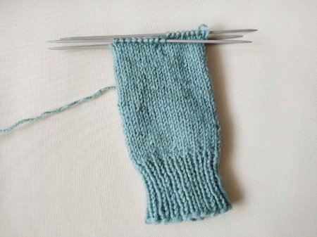 Umschlagfäustlinge. Wie man Männer, Kinder, Frauen Stricknadeln strickt, häkelt