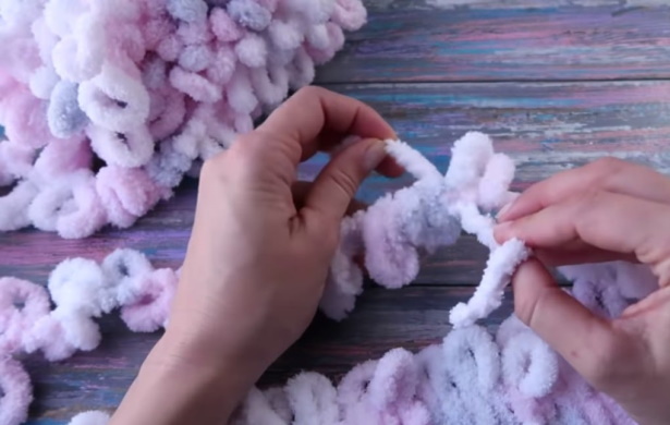 Decke aus Plüschgarn, gehäkelt, handgestrickt, gestrickt. Schemata mit Beschreibung