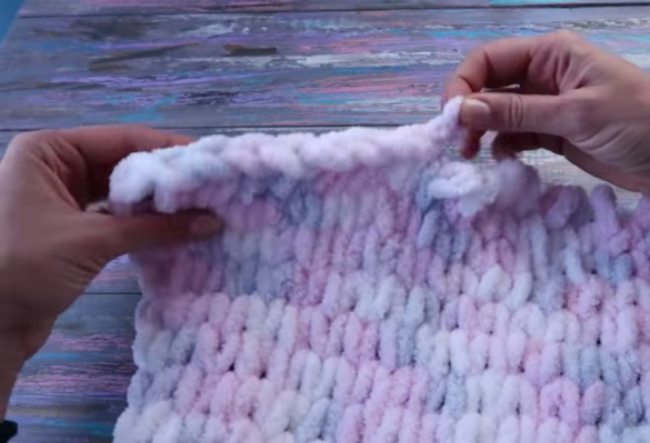 Decke aus Plüschgarn, gehäkelt, handgestrickt, gestrickt. Schemata mit Beschreibung