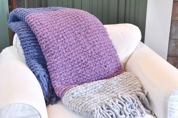 Decke aus Plüschgarn, gehäkelt, handgestrickt, gestrickt. Schemata mit Beschreibung